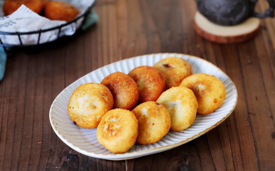 1碗糯米粉加上半勺红糖，做一份好吃解馋的小吃，软糯好吃