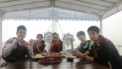 天妈|海滩少年王一博,一回天天向上就变乖,游玩美食乐不思蜀!
