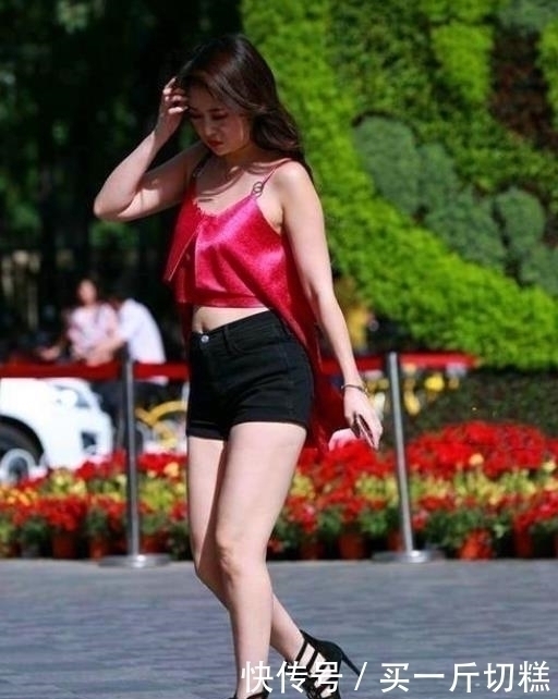 高跟鞋|街拍美女身材曼妙的小姐姐,个性穿搭,尽显青春朝气