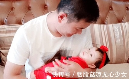 翻白眼|奶爸“偏心”式带娃火了,儿子被气得直翻白眼我是充话费送的