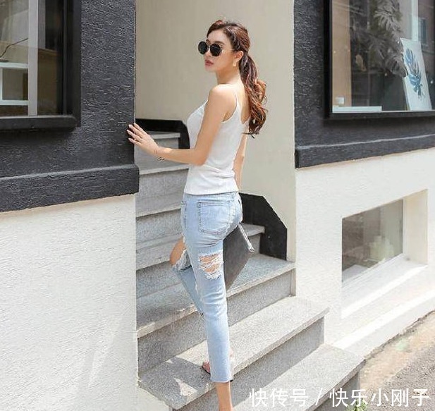 妙曼|身材妙曼的小姐姐,休闲穿搭吊带配牛仔裤,尽显性感迷人