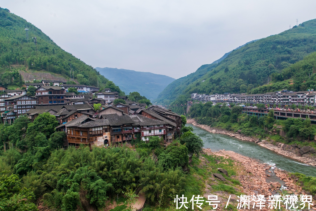 吊脚楼|神秘的丙安古镇，吊脚楼建在悬空峭壁之上，明清建筑的活化石