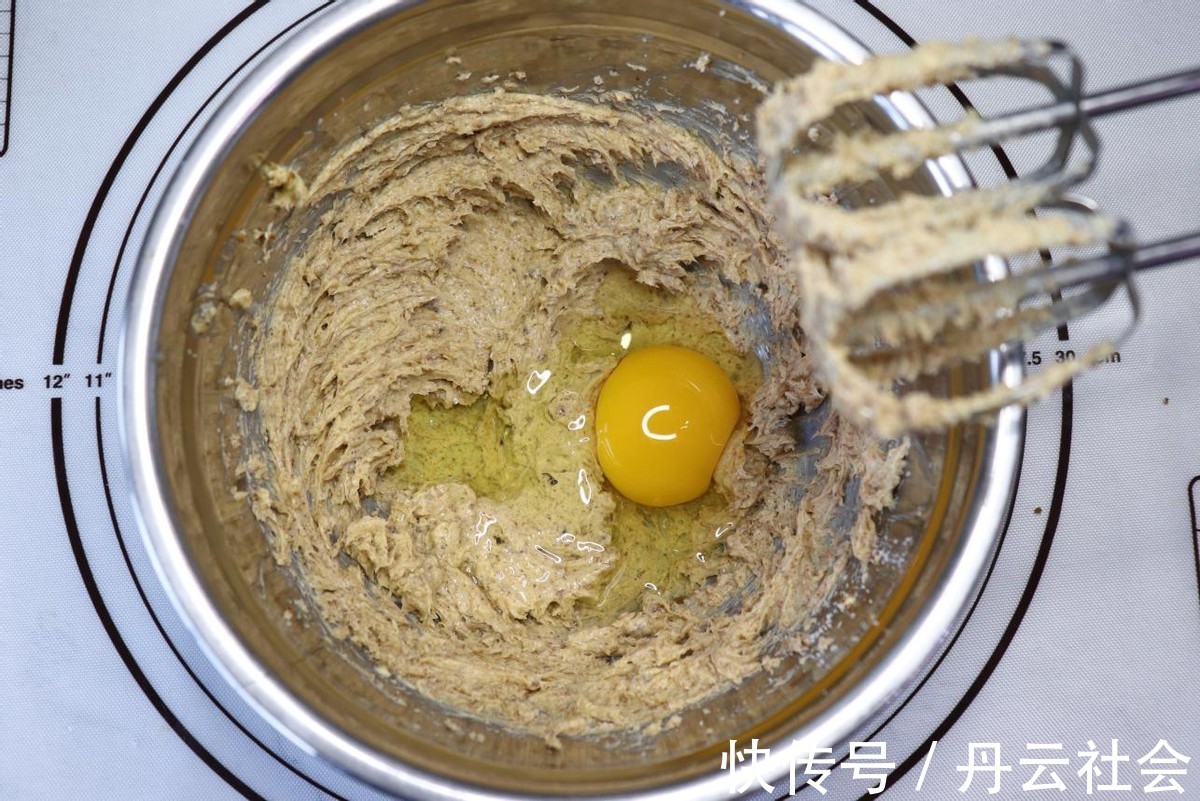 吃起来|这饼干小小一个,吃起来有别样的口感,做的跟外面卖的没两样