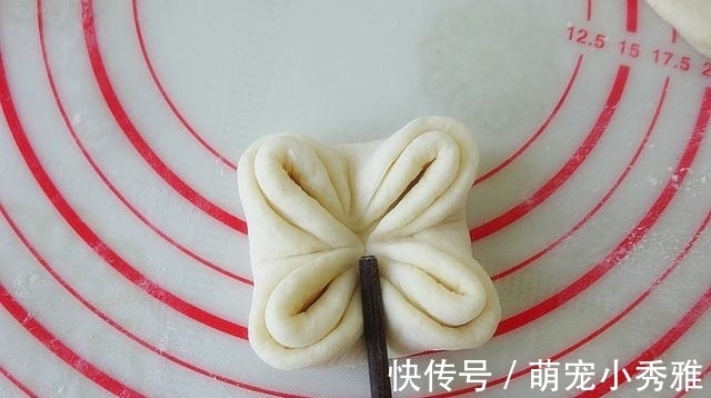 用一根筷子就能完成的枣花馒头,做法真简单,寓意吉祥又美好!