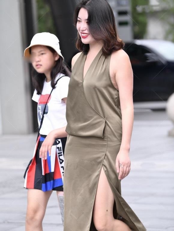 穿搭 墨绿色的无袖上衣,搭配黑色九分裤,整体给人简单清爽利落感觉