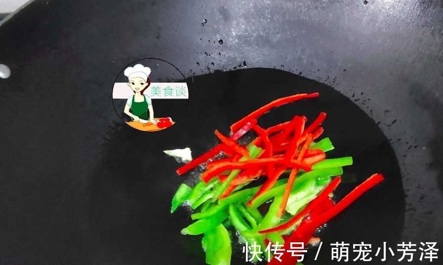 老少皆宜|这三样食材一起炒，不放肉也很鲜，难怪儿子爱吃，做法简单还营养