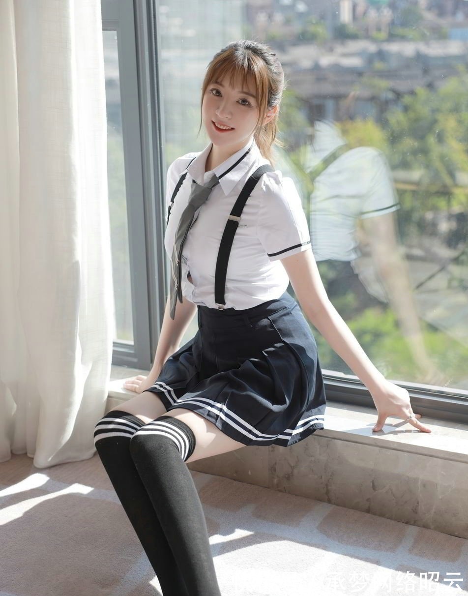 百褶裙|背带百褶裙搭配白衬衫,展现女性纤细的小蛮腰,是那么的优雅时尚