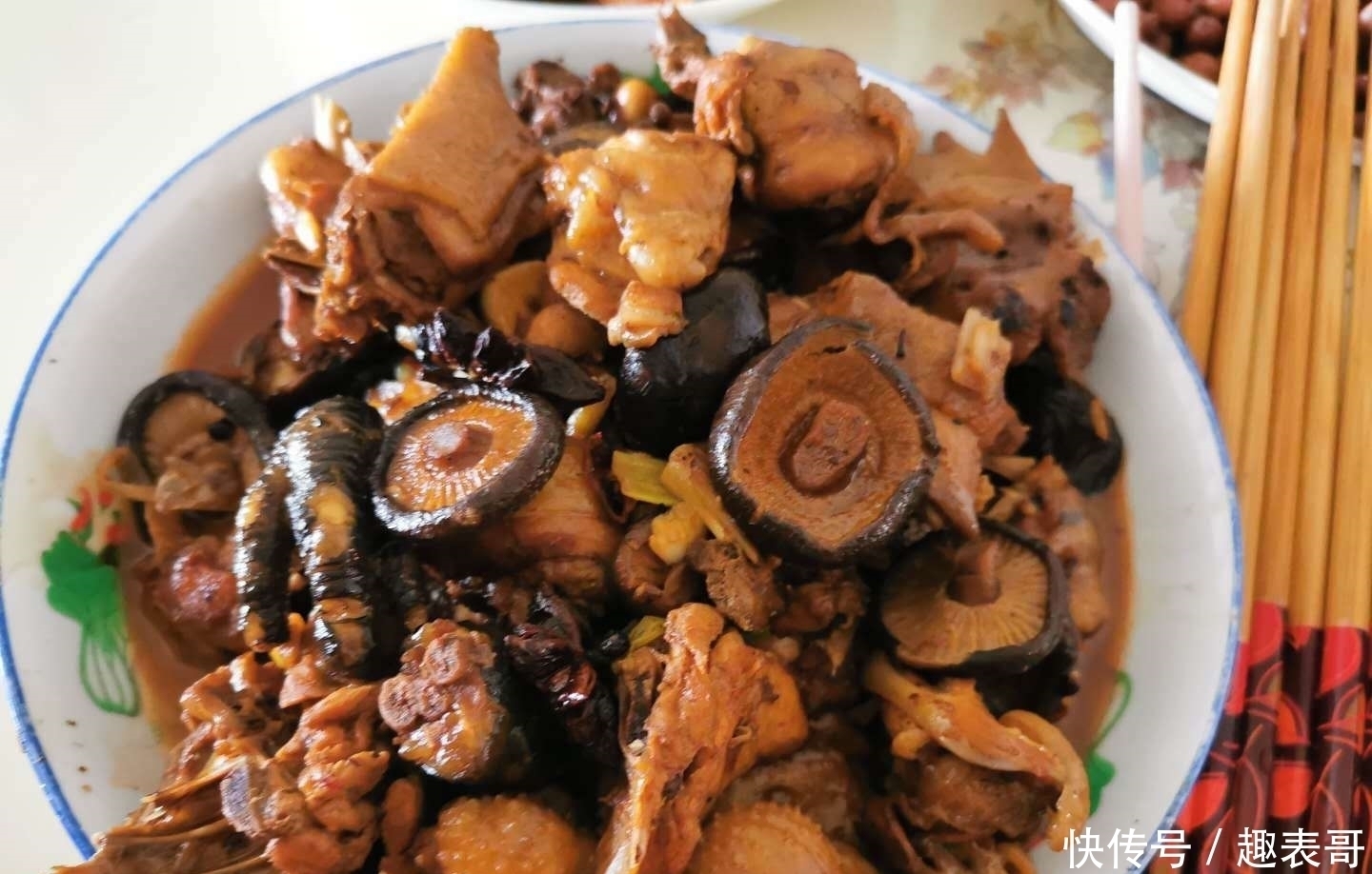 排骨|婆婆花300元做了10道菜,一桌摆不下,儿媳这在南方要1000块