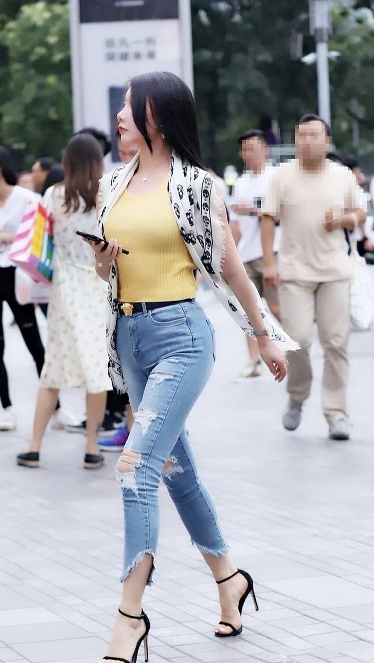 高跟鞋|美女街拍:“成熟”女性都这样穿,搭牛仔裤和高跟鞋,穿出迷人的风姿