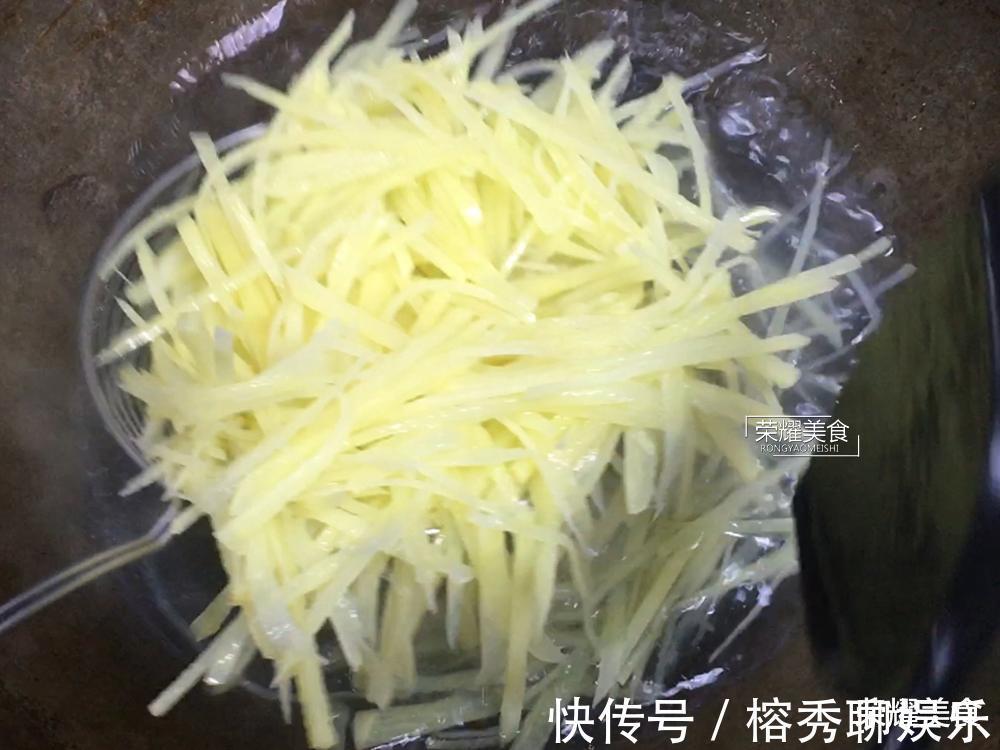 步骤|炒土豆丝时,有的人在第一步就做错了,多加一个步骤,爽脆不发黑