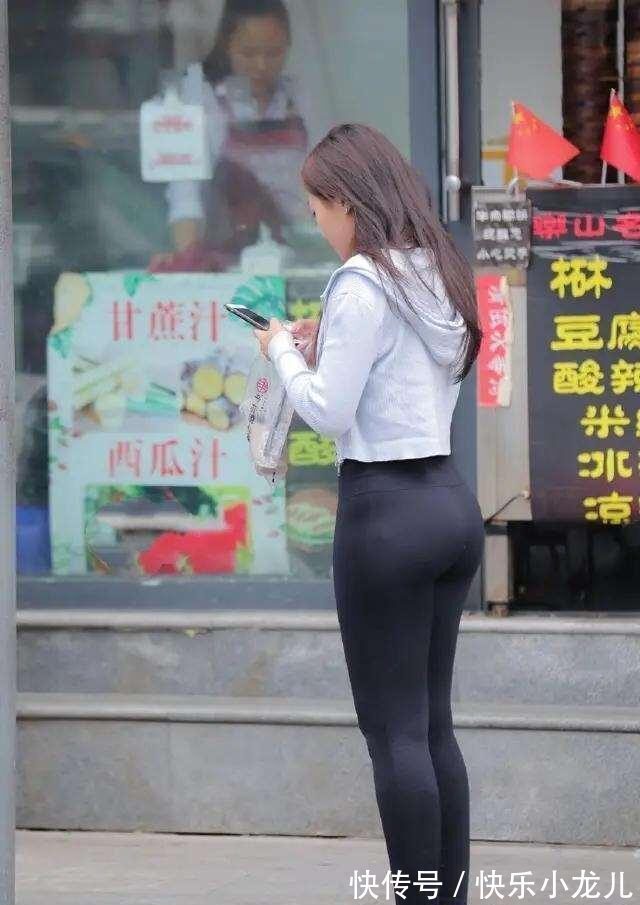 小姐姐 亮色上衣搭配打底裤,弱化局部细节,时尚且实用