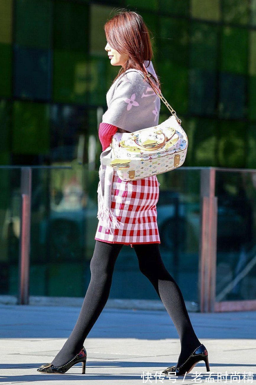 霸气|穿裙子的时候来一条披风, 骨子里的霸气瞬间散发出来!