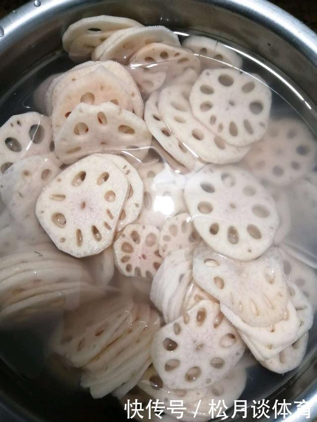 老太太买花“被骗”,碗莲变“菜莲”,因祸得福,3年挖出一缸藕