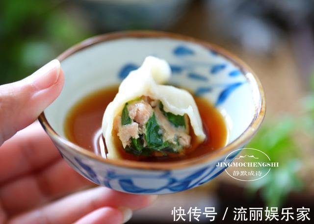 调韭菜馅儿时,只要记住调味顺序,韭菜就不会出水,饺子鲜汁四溢