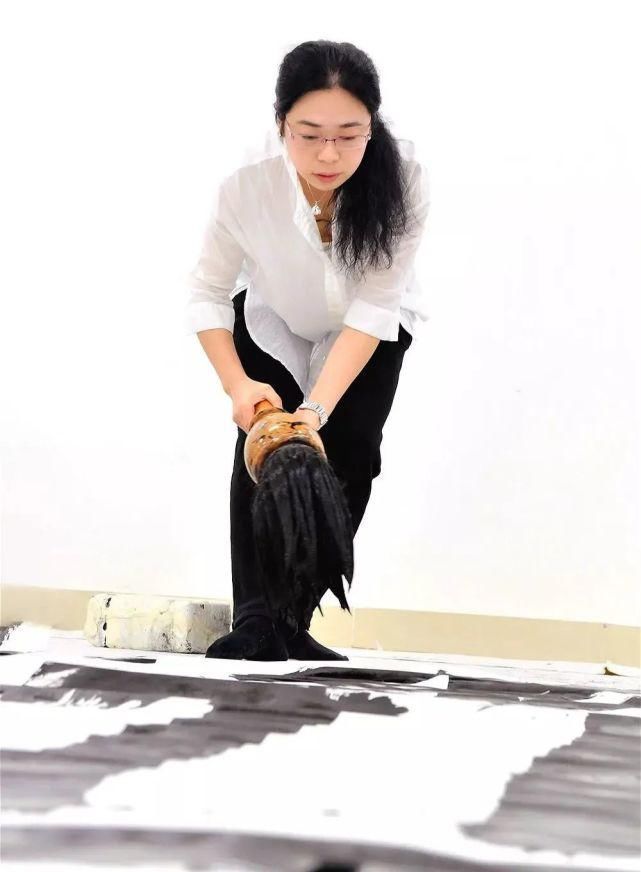 草书#三个80后美女博士写书法,气场都很大,是人漂亮还是书法漂亮?