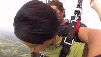 |搞笑GIF:太软了 妹子这腿是假的吧