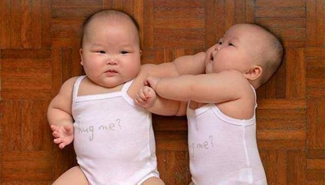 双胞胎|爸爸姓“鸡”,不愿双胞胎跟自己姓,妈妈机智取名宝爸连连称赞