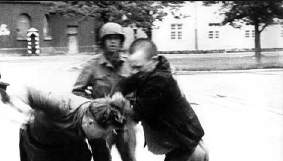 犹太人|二战老照片:被放的犹太人见到德国人就打,以发泄愤怒