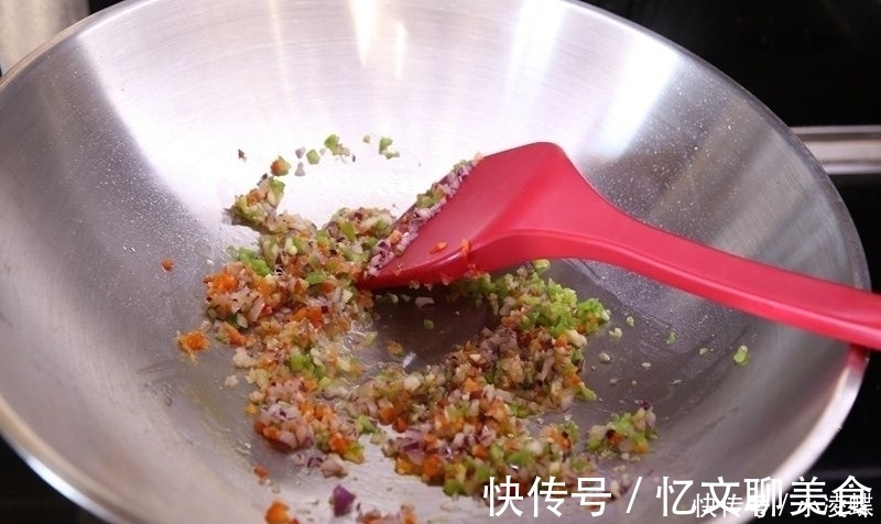 素菜吃腻了，来一道硬菜解解馋，比酥肉还香，真是好吃停不下来