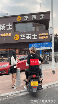 |搞笑GIF趣图：小明：妹妹，你干嘛那么用功？