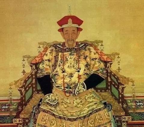 遮住|康熙拜孔子不跪,一大臣用黄布遮住墓碑上1字,康熙马上三拜九叩!