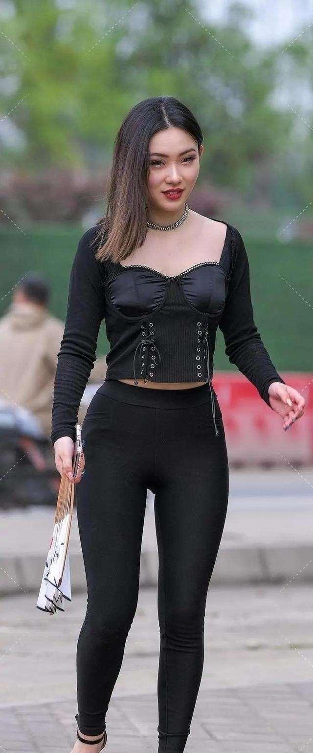 时尚|白衬衣配黑裙子,鱼尾裙设计独特,极具特色