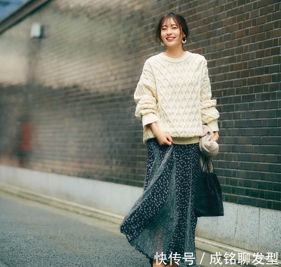 半身裙|深秋季节还是毛衣最实惠,内穿保暖外搭时髦,尤其是这三种搭配法
