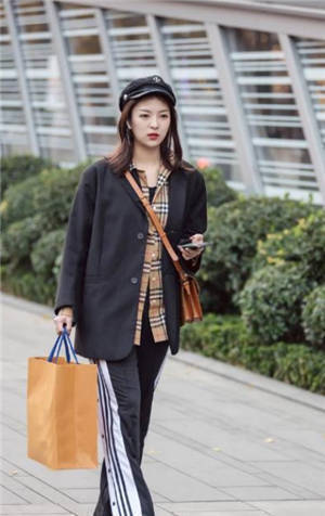 可爱|街拍性感可爱的小姐姐,身材紧致动人,很不错的姑娘