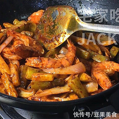 干锅香辣虾，做法简单，虾肉鲜甜，酱汁香辣，唆着手指越吃越香