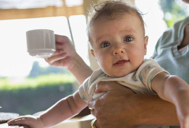 蜂蜜|给0-6个月的宝宝喂水 这3个问题爸妈要知道