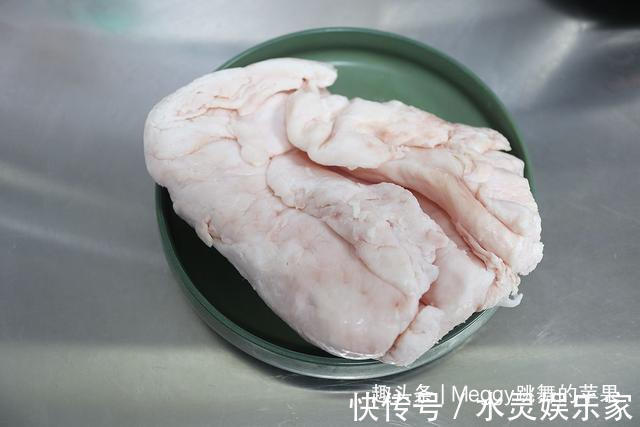 想要猪油熬得洁白，可别小看这碗凉水，熬得又快还有清香味