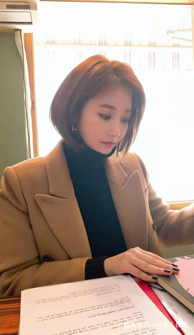 她被誉为“短发女神”,长相精致气质高冷,短发造型时髦又迷人