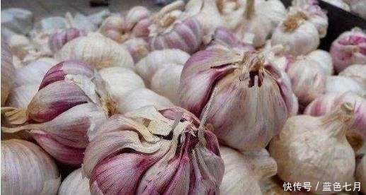 大娘|买大蒜时,聪明人看到这4种扭头就走,菜贩大娘:我们自己都不吃