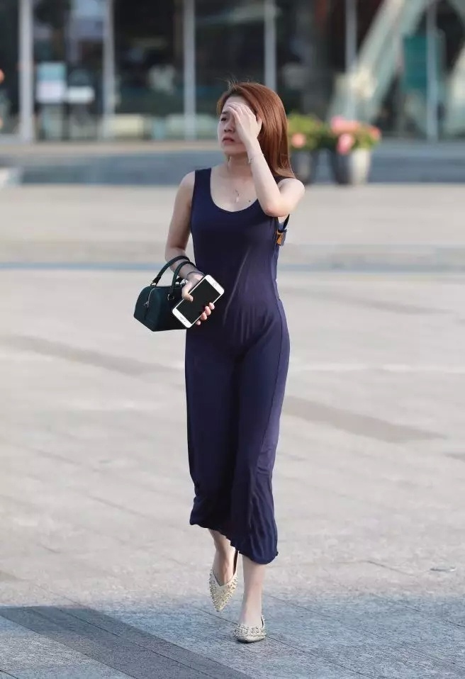 穿着|街拍小姐姐身穿黑色的吊带长裙,这样的穿着美不胜收