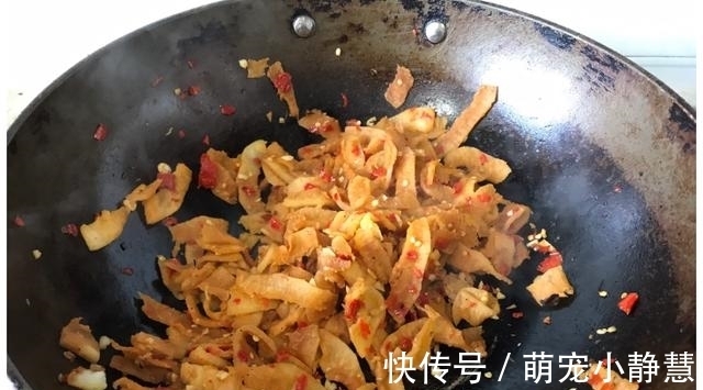 这种水果,皮比肉宝贵多了,可惜很多人不知,总把它当垃圾丢