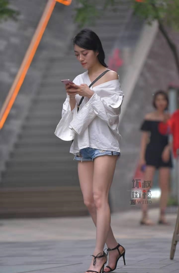 街拍小姐姐穿衣“不正经”,这么严肃的白衬衣被她穿成这样