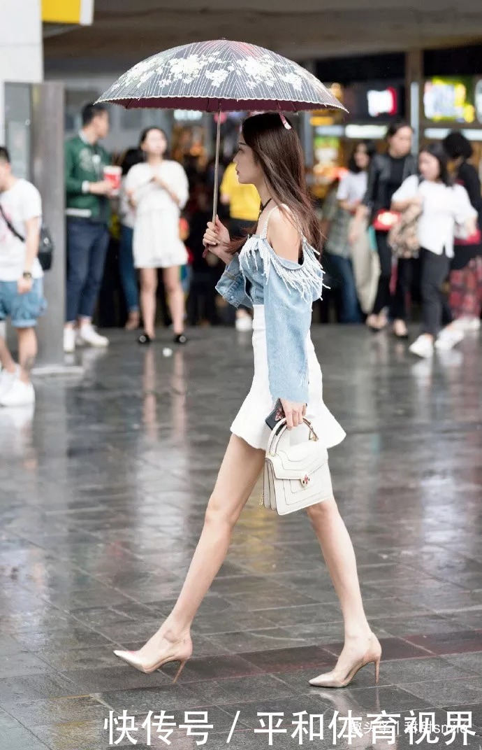 美女脚上搭配一双黑色的尖头高跟鞋,气质优雅又凸显着迷人的气息