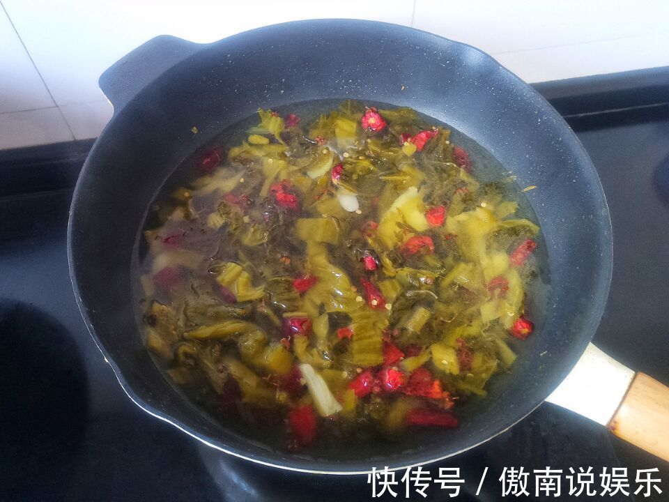 教你简版酸菜鱼做法，汤汁酸爽，鱼肉滑嫩，一次一锅都不够吃