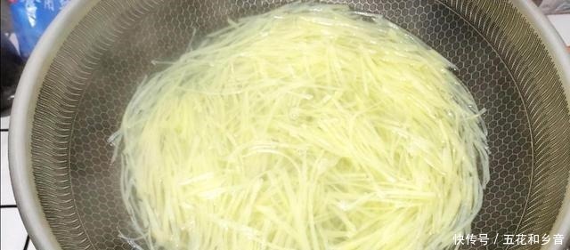 土豆|炒土豆丝时,放白醋还是陈醋饭店大厨放错了,不脆还浪费油!