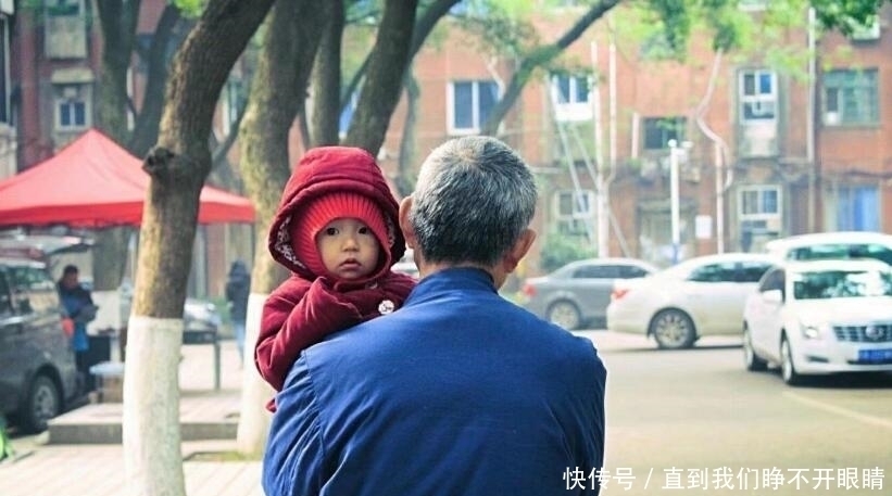 年轻人|“最懒”爷爷陪孙子吊针，却自己呼呼大睡，护士哭笑不得