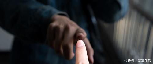 自卑|男孩手写“印刷体”走红,获赞700万,父母却叹气:他生病了