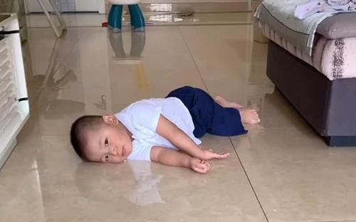 哥哥|哥哥开学后，弟弟“花式”想哥哥，宝妈：忘记他是怎么揍你的了？