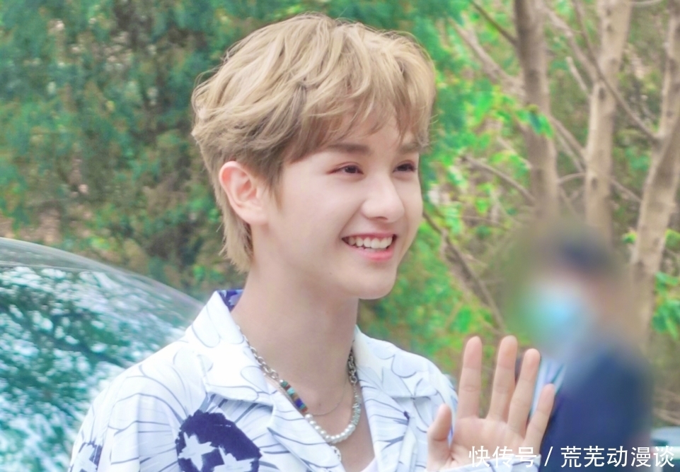 上班图 高卿尘录制《拜冰》路透,看清包里带的东西,难怪中文进步这么快