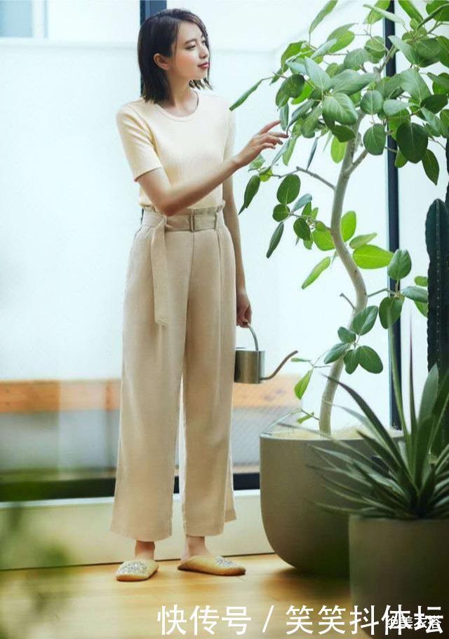 优衣库啥时候这么贴心了瞧日系“宅家穿搭”,基本款照样很时髦