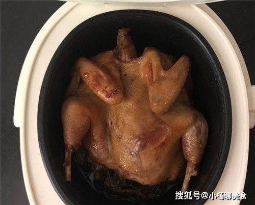 免烤箱版烤鸡，锅里一焖就出锅，香酥软烂肉质鲜嫩，香味扑鼻