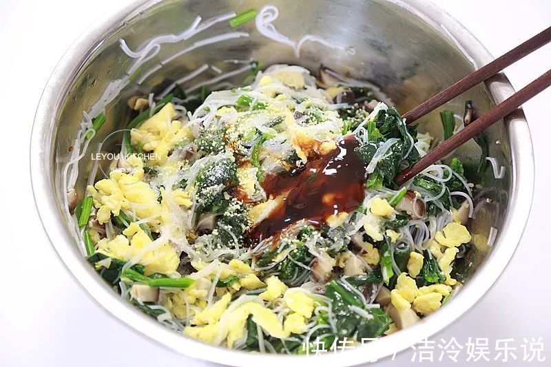 在家做馅饼，和面很重要，照着做馅饼皮薄馅大，放凉了也软软的