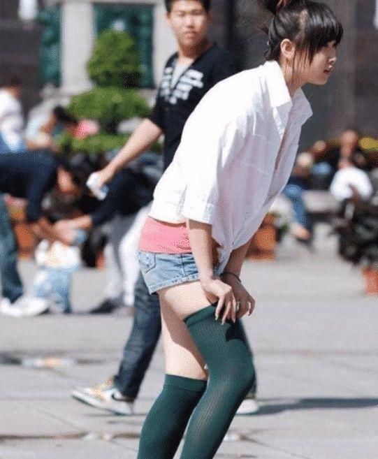 袜子|街拍见过边走边提裤子的,还真没见过边走边提袜子的