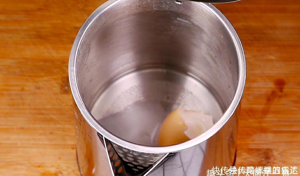 不管水壶水垢多厚,大厨教你一招,水垢快速去除,方便又卫生