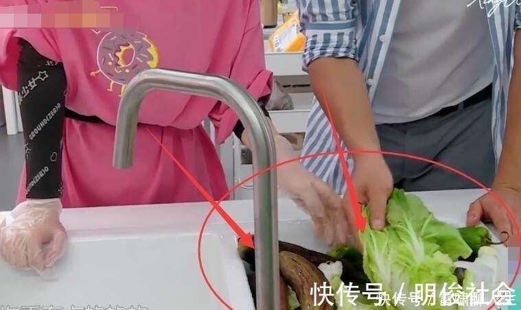 怪不得餐厅的火锅材料看着新鲜,赵丽颖的处理方式,学到了