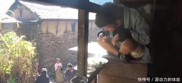 一个菜|尼泊尔农村酒席，非常简单，正餐只有一个菜，零食吃鸡肉